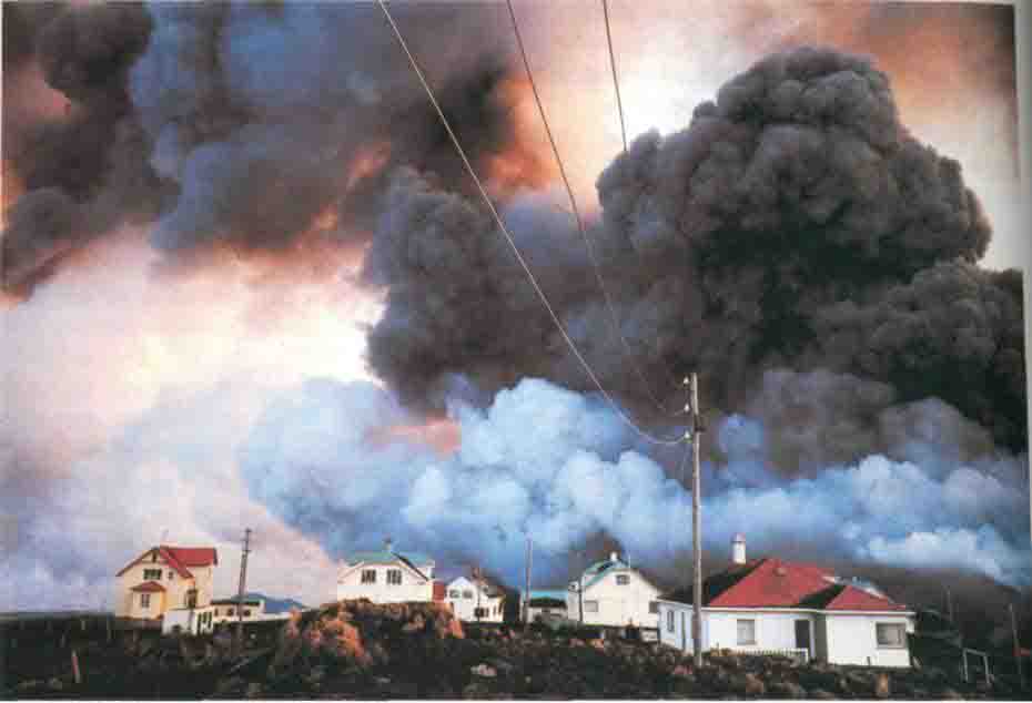 С помощью водометов боролись жители одного из островков Исландии с потоками жидкой лавы, истекавшей из кратера вулкана Хельгафьель. Когда она затвердела, их поселок был спасен. 